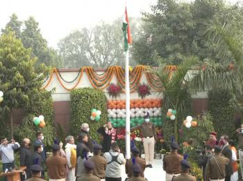 जेपी नड्डा ने दिल्ली स्थित पार्टी हेडक्वार्टर पर लहराया राष्ट्रीय झंडा