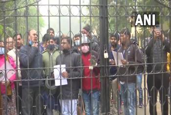 परीक्षार्थियों के विरोध-प्रदर्शन के बाद रेलवे ने लिया फैसला