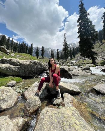 Sara Ali Khan ने दिखाई अपने Kashmir Trek की झलक