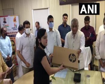 गाज़ियाबाद: जनरल वीके सिंह ने स्वास्थ्य अधिकारियों को बांटे लैपटॉप 
