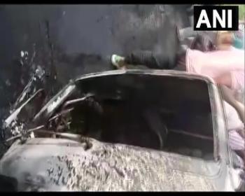 गाजियाबाद में कार के पलटने से लगी आग में 2 की मौत