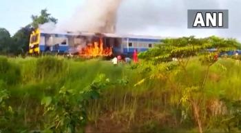 बिहार: भेलवा रेलवे स्टेशन के पास लगी डीएमयू ट्रेन के इंजन में आग 