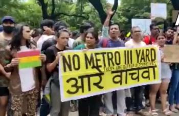 मुंबई के गोरेगांव के आरे में मेट्रो कार शेड के खिलाफ लोगों का प्रदर्शन