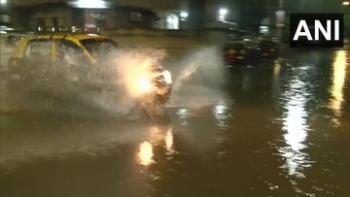 भारी बारिश के चलते मुंबई के सायन इलाके में जलजमाव 