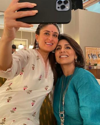 Cute Smile  के साथ Selfie लेती देखी गई Kareena और Neetu Kapoor