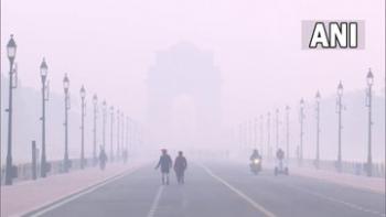 दिल्ली: राजधानी में एयर क्वालिटी बहुत खराब होने की वजह से धुंध है। तस्वीरें इंडिया गेट और कर्तव्य पथ की हैं