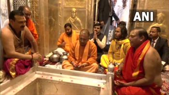 वाराणसी: उत्तर प्रदेश के मुख्यमंत्री योगी आदित्यनाथ ने काशी विश्वनाथ मंदिर में पूजा-अर्चना की