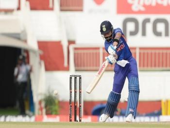 श्रीलंका के खिलाफ तीसरे वनडे मैच में शुभमन गिल के बाद विराट कोहली का शतक