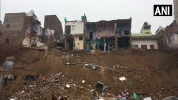 उत्तर प्रदेश : बेसमेंट की खुदाई के दौरान आसपास के मकान क्षतिग्रस्त   