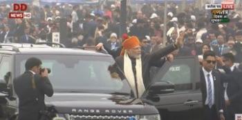 पीएम मोदी ने गणतंत्र दिवस समारोह के समापन के बाद लोगों का अभिवादन किया 