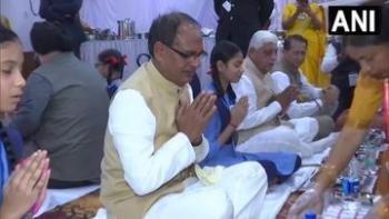 मध्य प्रदेश: मुख्यमंत्री शिवराज सिंह चौहान ने बच्चों के साथ किया भोजन