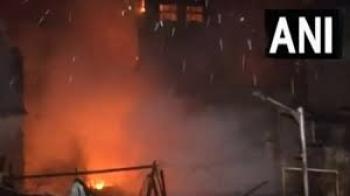 मुंबई के कमला नगर की झुग्गियों में लगी आग 