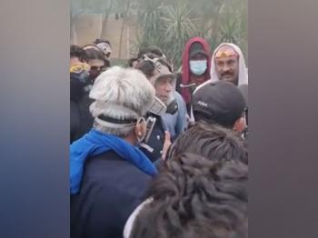 इमरान खान ने गैस मास्क में पीटीआई समर्थकों से बातचीत 
