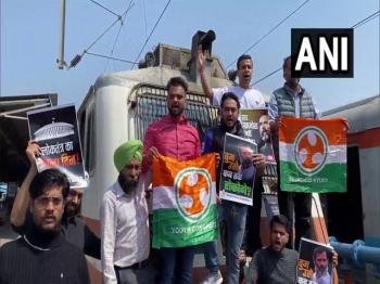 चंडीगढ़: यूथ कांग्रेस के नेताओं ने रोकी ट्रेन  