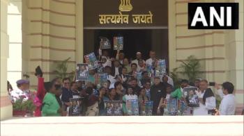 महागठबंधन के नेताओं ने केंद्र सरकार के ख़िलाफ़ किया विरोध प्रदर्शन 
