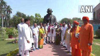 भाजपा के OBC सांसदों ने गांधी प्रतिमा के सामने दिया धरना
