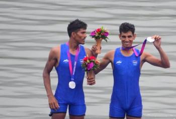 रोवर अर्जुन लाल और अरविंद सिंह ने पुरुषों की लाइटवेट डबल स्कल्स में रजत पदक जीता