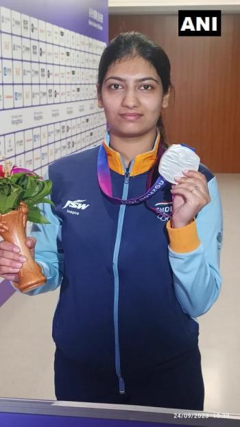 शूटर आशी चौकसे ने भारतीय महिला टीम 10 मीटर एयर राइफल में जीता रजत पदक 
