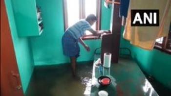 भारी बारिश के बाद चेन्नई के आवासीय क्षेत्रों में जलजमाव