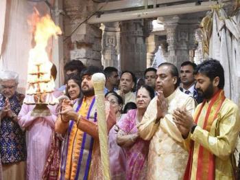 मुकेश अंबानी ने अपने परिवार के साथ गुजरात के द्वारकाधीश मंदिर में पूजा की