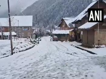 दक्षिण कश्मीर के पहलगाम में हुआ ताजा हिमपात 