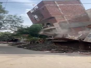 कल्याणपुरी इलाके में निर्माणाधीन चार मंजिला मकान भरभराकर गिरा 