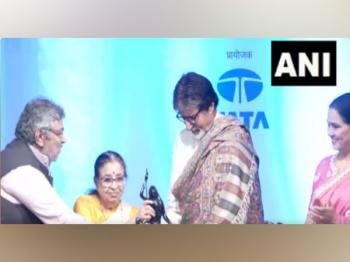 अभिनेता अमिताभ बच्चन लता दीनानाथ मंगेशकर पुरस्कार से सम्मानित 