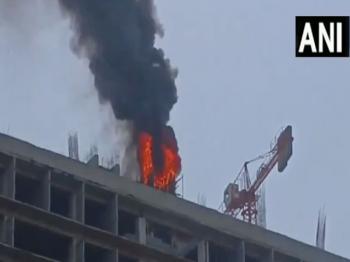 नोएडा सेक्टर-62 में निर्माणाधीन इमारत की ऊपरी मंजिल पर लगी आग