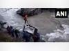 9 यात्रियों को ले जा रहा एक वाहन सड़क से फिसलकर सिंधु नदी में गिरा 