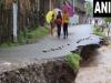 जम्मू-कश्मीर के कुपवाड़ा में भारी बारिश आने से बाढ़ के कारण सड़कें और इमारतें हुई क्षतिग्रस्त 