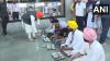 बिहार: प्रधानमंत्री नरेंद्र मोदी ने पटना के गुरुद्वारा पटना साहिब में 'सेवा' की और लंगर परोसा