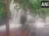 तमिलनाडु के तेनकासी में ओल्ड कोर्टालम झरने में देखा गया पानी का तेज बहाव 