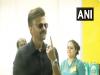 अभिनेता अनिल कपूर ने मुंबई में एक मतदान केंद्र में अपना वोट डाला