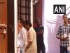 अभिनेता सैफ अली खान और करीना कपूर खान वोट डालने मतदान केंद्र पहुंचे