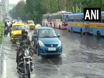 कोलकाता में भारी बारिश के कारण शहर के कई हिस्सों में जलभराव 