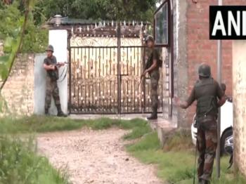 सेना और जम्मू-कश्मीर पुलिस अखनूर सेक्टर में चला रही तलाशी अभियान 