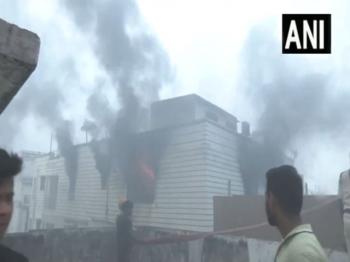 पटना के बोरिंग रोड पर स्थित अपार्टमेंट में लगी आग 