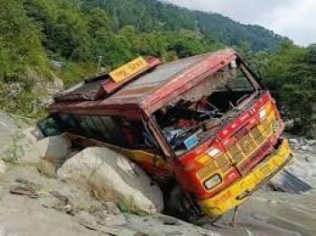 Manali Bus Accident: हिमाचल के मनाली में ब्यास नदी में गिरी बस