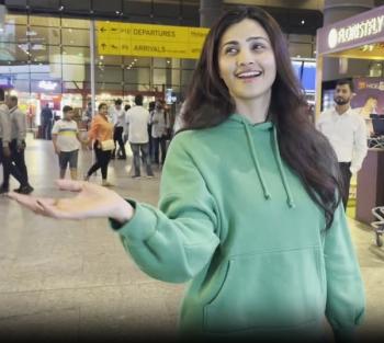 Mumbai Airport पर Daisy Shah ने दिखाया फैशन का जलवा