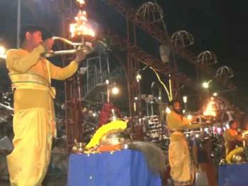 अयोध्या के सरयू घाट पर की गई संध्या आरती 