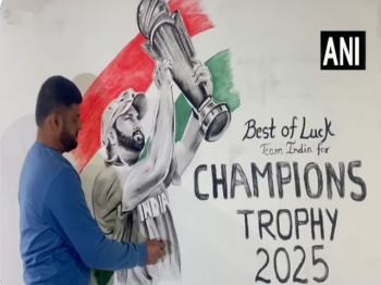 पेंटर जुहैब खान ने ट्रॉफी के साथ भारतीय कप्तान रोहित का बनाया चित्र 