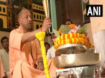 सीएम योगी ने गोरखनाथ मंदिर में किया रुद्र अभिषेक 