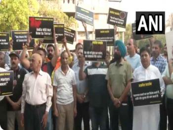 पहलगाम में हुए आतंकी हमले के खिलाफ लोगों ने किया विरोध प्रदर्शन 