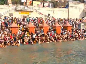 वैशाख अमावस्या के अवसर पर श्रद्धालुओं ने हर की पौड़ी पर गंगा नदी में किया स्नान 
