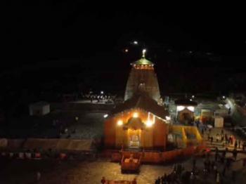 केदारनाथ धाम के कपाट को सजाया गया