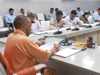 सीएम योगी ने राज्य कर विभाग की बैठक ली