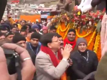 सीएम धामी ने श्री बद्रीनाथ धाम में स्थानीय लोगों और श्रद्धालुओं से की बातचीत  