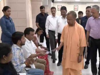 सीएम योगी ने जनता दर्शन के दौरान सुनीं लोगों की समस्याएं 
