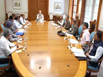 प्रधानमंत्री नरेंद्र मोदी ने 7, LKM में एक बैठक की अध्यक्षता की