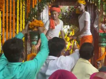 ज्येष्ठ माह के दूसरे बड़े मंगलवार को हनुमान गढ़ी मंदिर में उमड़ी भक्तों की भारी भीड़